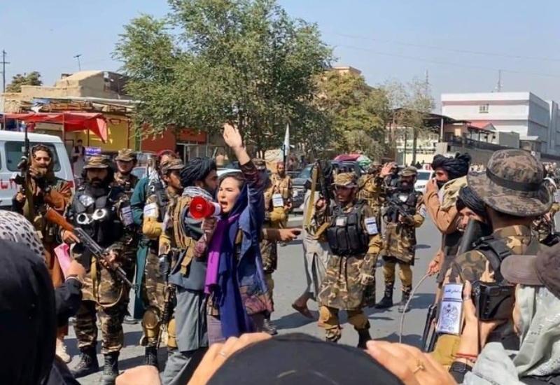 Žene prosvjedovale na ulicama Kabula, novinarke privedene i pretučene